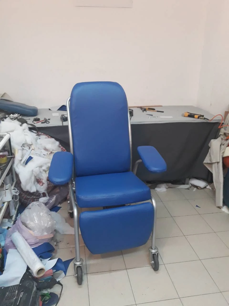 Синьо кресло с мека опора за краката