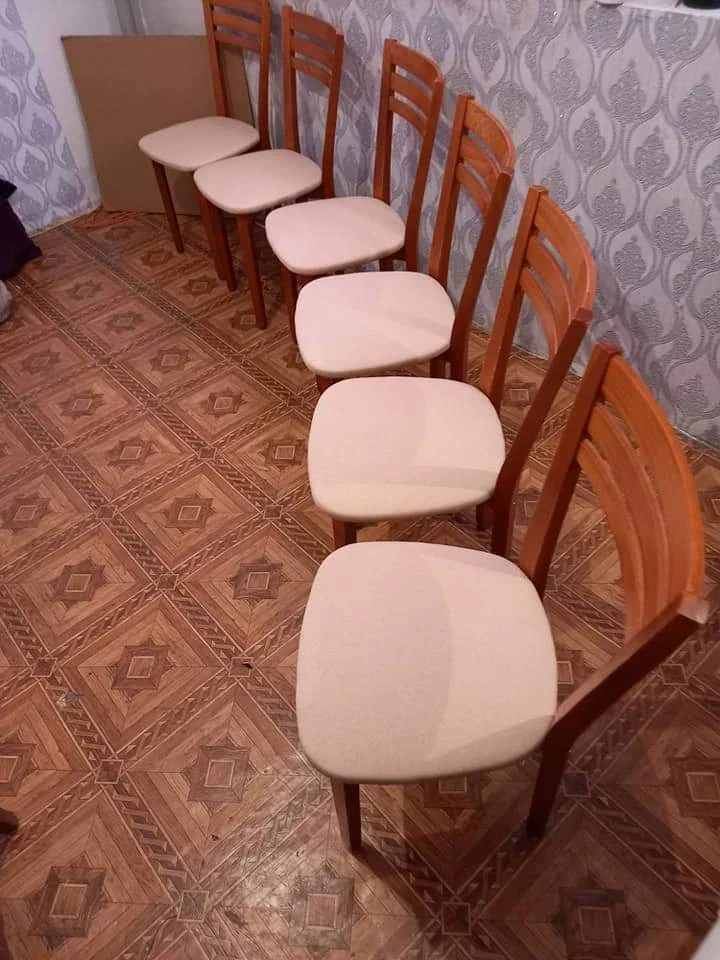 Ред столове със светлорозови седалки