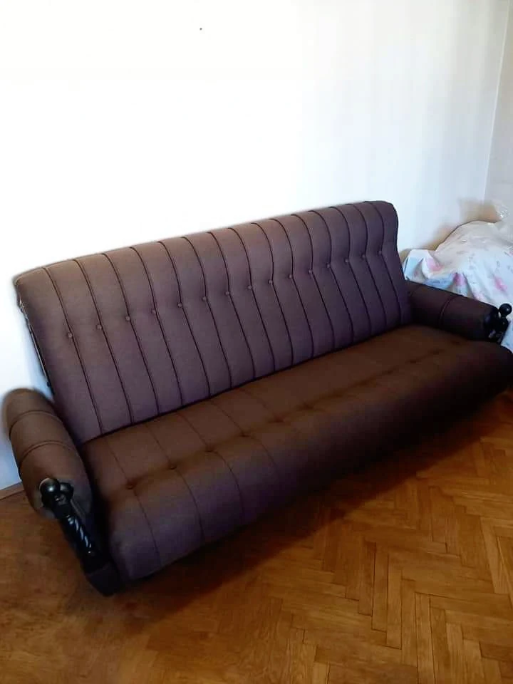 Кафяв диван с вертикални шевове