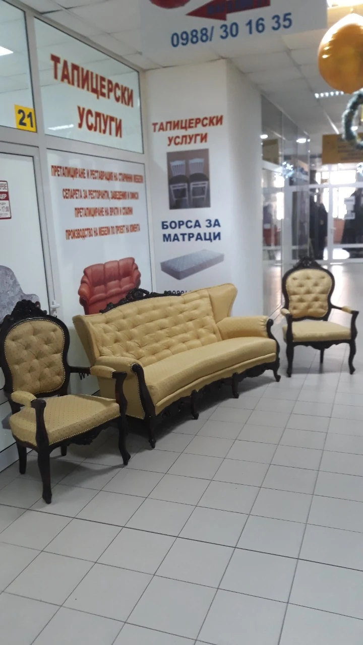 Класически диван със светла капитонирана облегалка