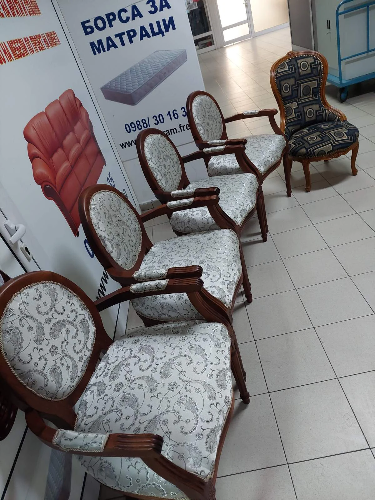 Кресла с дървени подлакътници и шарена дамаска