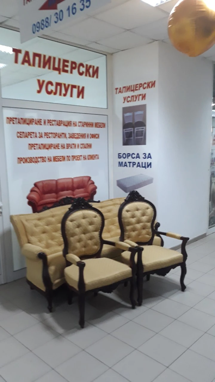 Капитонирани кресла и светъл диван