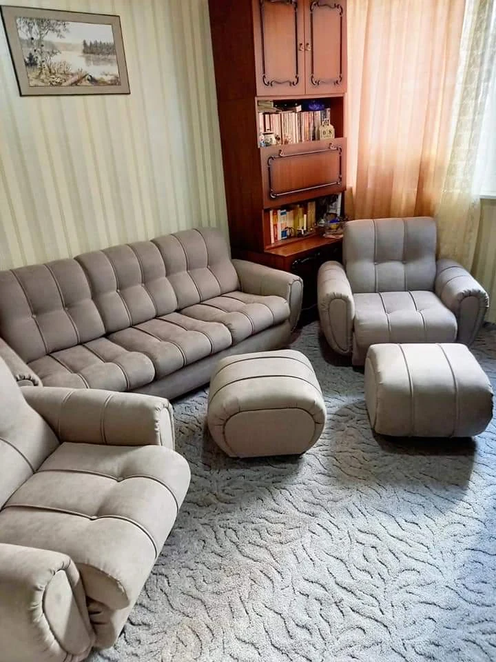 Сива холна гарнитура с табуретки