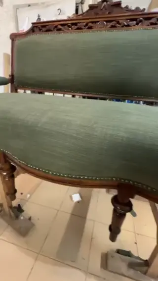 Старинен диван със зелена тапицерия