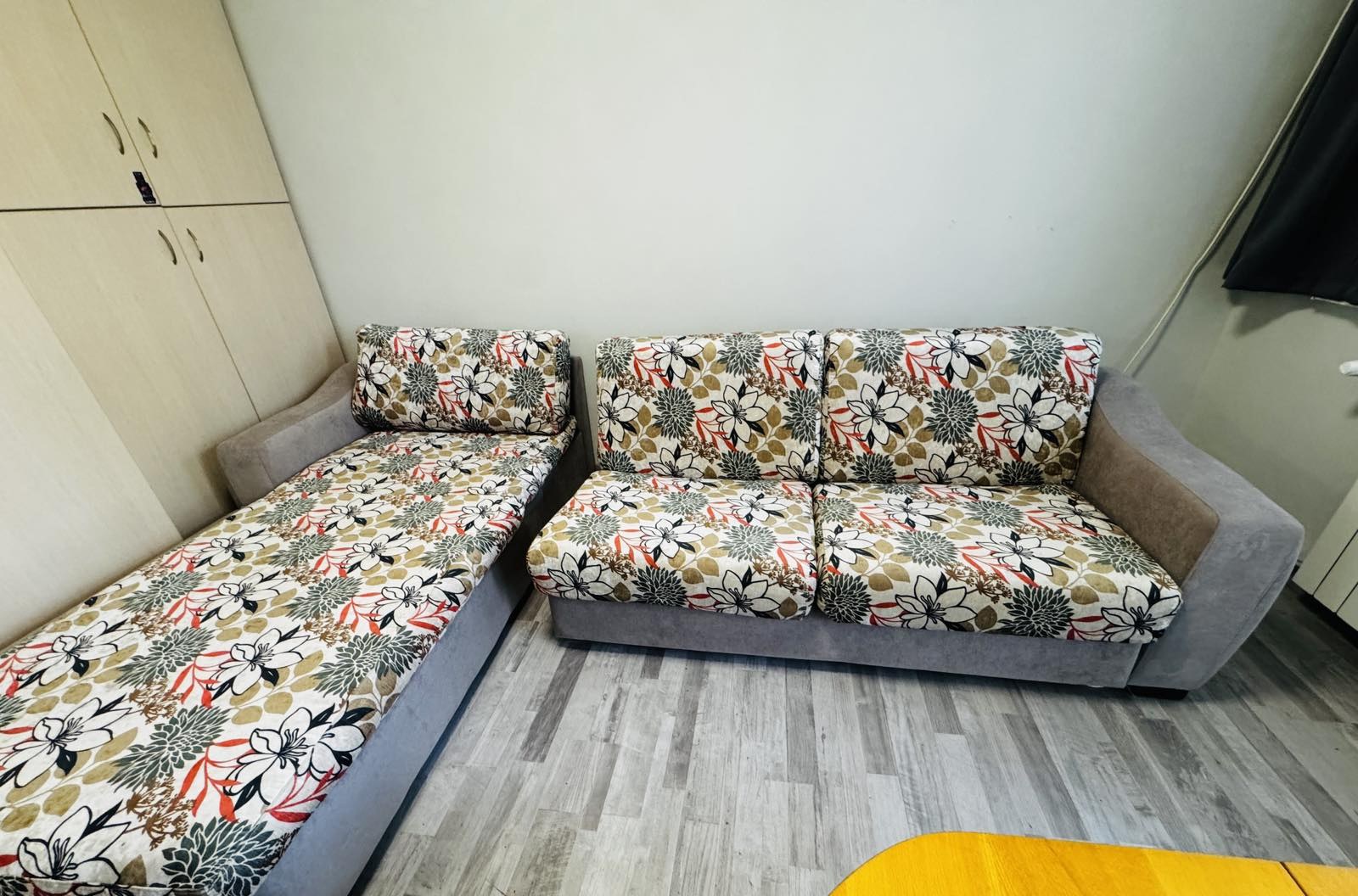 Претапициран на диван
